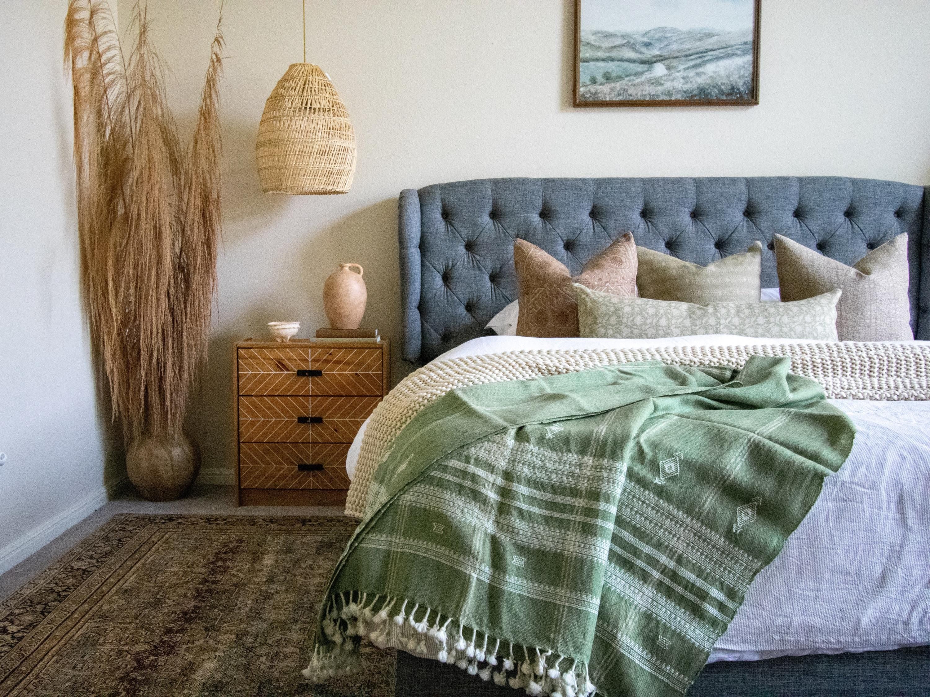 EMRALD - Couch Throw, Indian Coverlet, Woolen Sofa Cover, Cute Throw Blanket, Luxurious Bedspread, Sage, Green, Bed Cover, Home Sweet Home